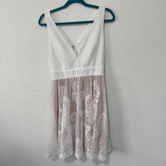 Charlotte Russe Gorgeous White Mini Dress with lace accents Womens Size Large - Picture 1 of 8